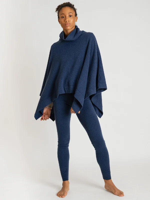 oversized women cardigan for a trendy and cozy lookCashmere poncho "Ylva" - mountain blue oversized women cardigan for a trendy and cozy lookCashmere poncho "Ylva" - mountain blue