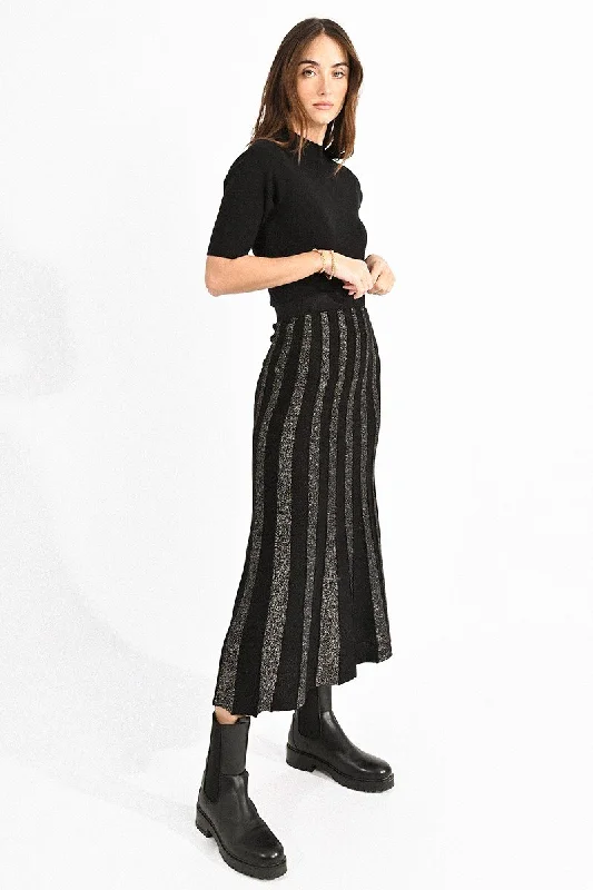 Cropped knitted sweater skirts for a trendy lookLurex Stripe Sweater Skirt in Black Cropped knitted sweater skirts for a trendy lookLurex Stripe Sweater Skirt in Black