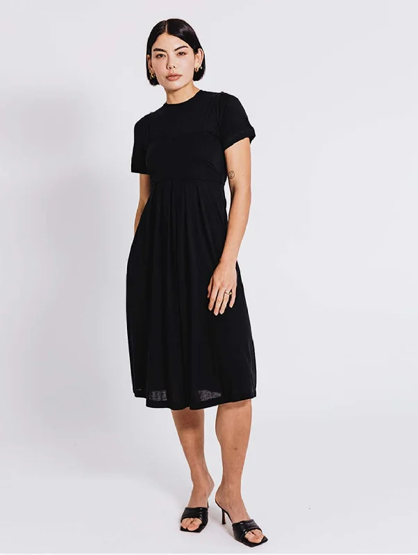 Linen women jumpsuits for a breathable and relaxed summer lookDay & Night Lenzing Vegan Dress | Jet Black Linen women jumpsuits for a breathable and relaxed summer lookDay & Night Lenzing Vegan Dress | Jet Black