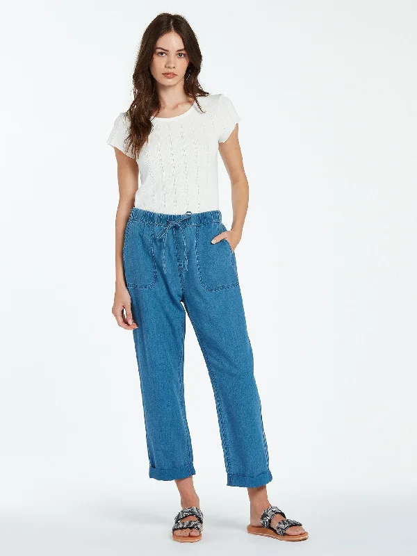Women's quilted puffer jackets in a cropped silhouette for a modern twistSunday Strut Pant - Airforce Blue Women's quilted puffer jackets in a cropped silhouette for a modern twistSunday Strut Pant - Airforce Blue