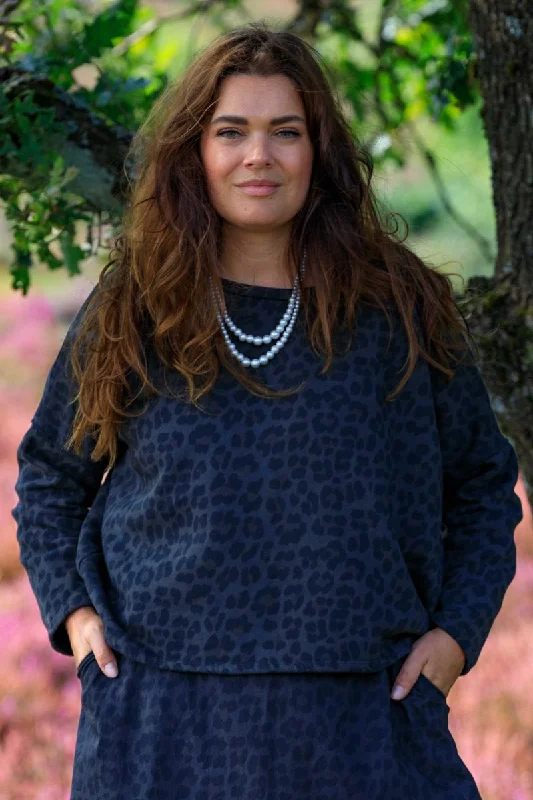 Women's graphic - printed sweatshirt featuring floral patterns for a feminine touchZelda Sweatshirt | Grey Leopard | Sweatshirt fra Black Colour Women's graphic - printed sweatshirt featuring floral patterns for a feminine touchZelda Sweatshirt | Grey Leopard | Sweatshirt fra Black Colour