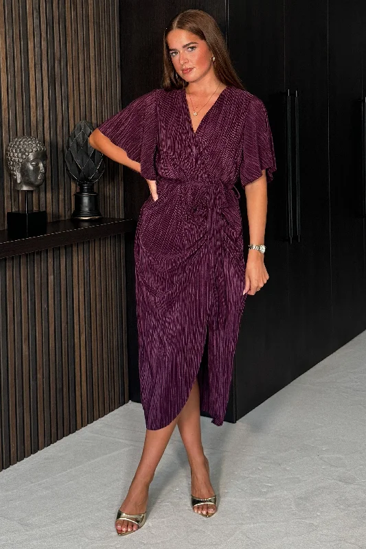 Midi dresses with lace - up fronts for a unique and adjustable styleTabby Plum Ruched Midi Dress Midi dresses with lace - up fronts for a unique and adjustable styleTabby Plum Ruched Midi Dress